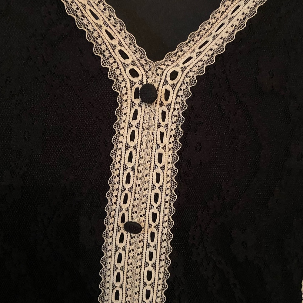 Lace v-neck tank - Picture 2 of 8